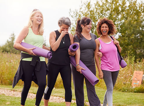 Femmes souriant en tenue de yoga