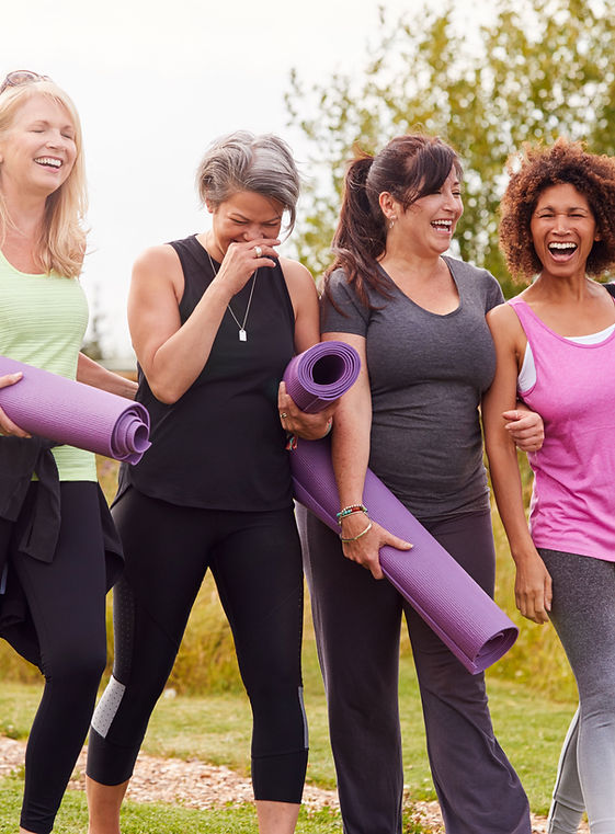 Femmes souriant en tenue de yoga