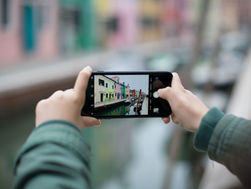 披露宴中にゲストに頼まれ、ゲストのスマホをスタッフが預かり写真をお撮りしました。その際、スタッフの不注意でスマホを落下させスマホを故障させてしまいました。その場合の賠償はどうすればよいのでしょうか？