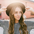 Fille avec un chapeau