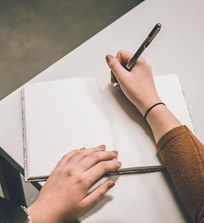 Ins Notizbuch schreiben