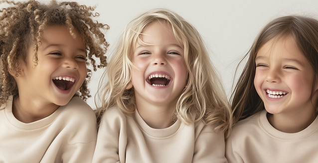 Niños diversos y sonrientes