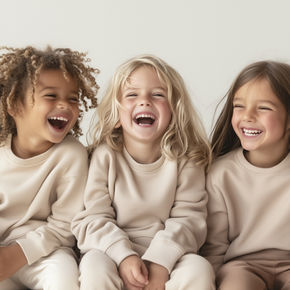 Lachende, glückliche Kinder in Beigetönen