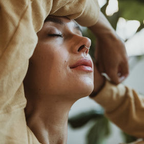 Um retrato de um jovem com um anel no nariz