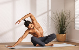 man beoefend chakra yoga