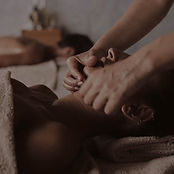 Clientă beneficiind de reflexoterapie pentru revitalizare și relaxare profundă.