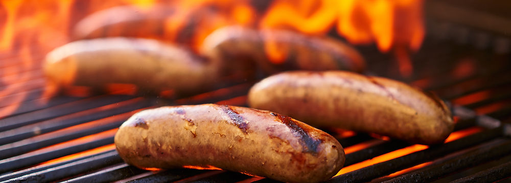 Processus authentique de fabrication des saucisses de Morteau, entre savoir-faire ancestral et ingrédients de qualité.