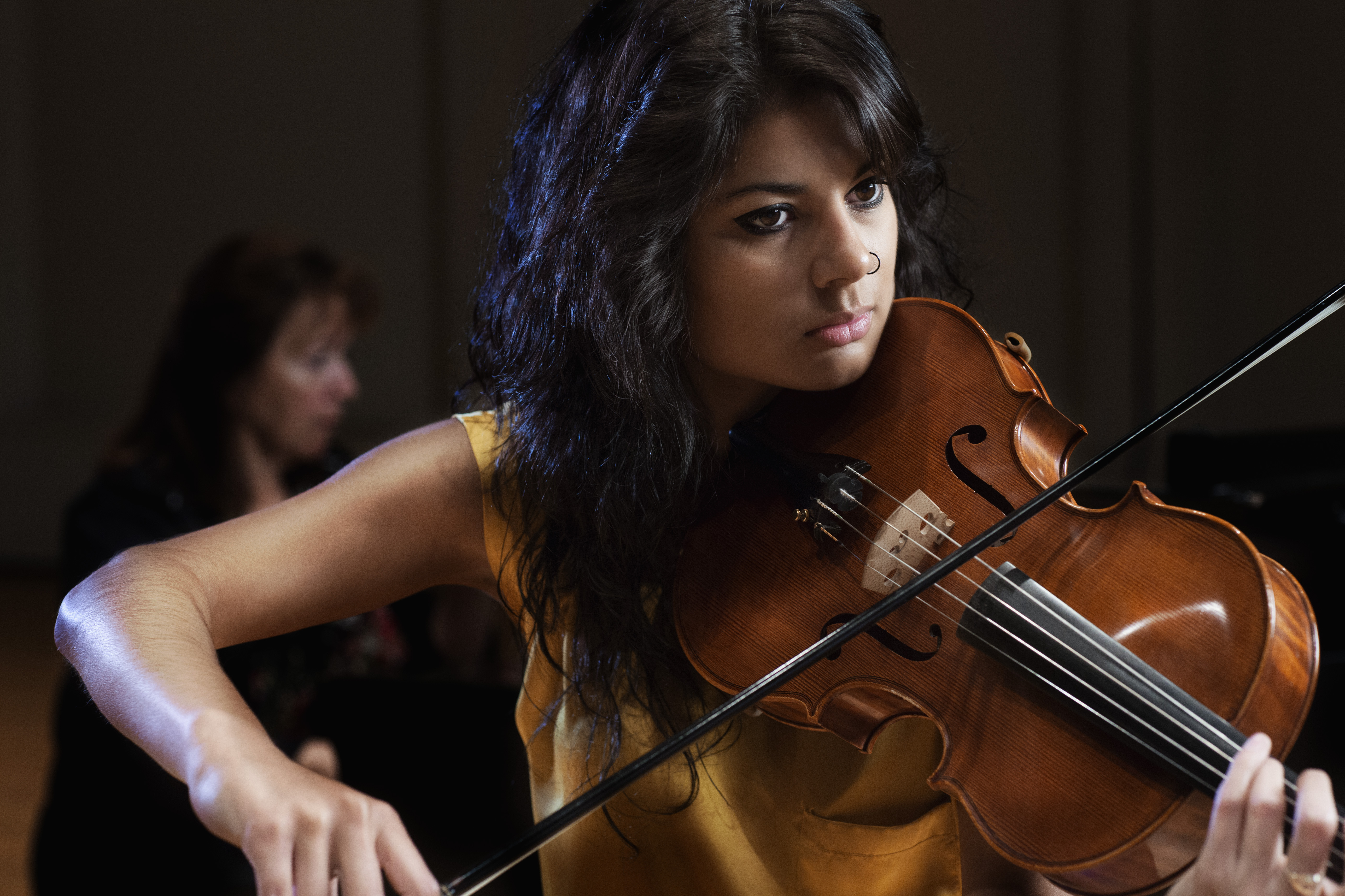 Mujer tocando el violín