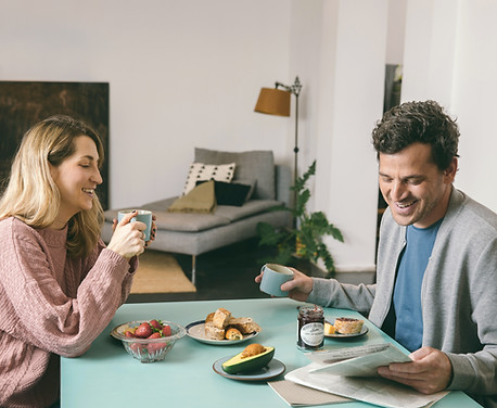 Casal tomando café da manhã