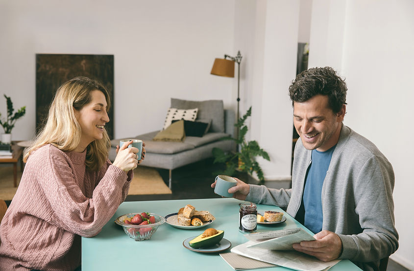 Casal tomando café da manhã