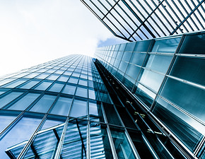 Un immeuble de bureaux aux façades vitrées