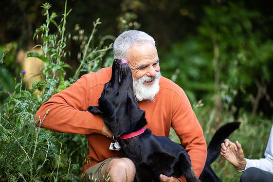 Homem abraçando cachorro