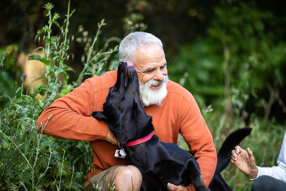 Un homme qui étreint un chien