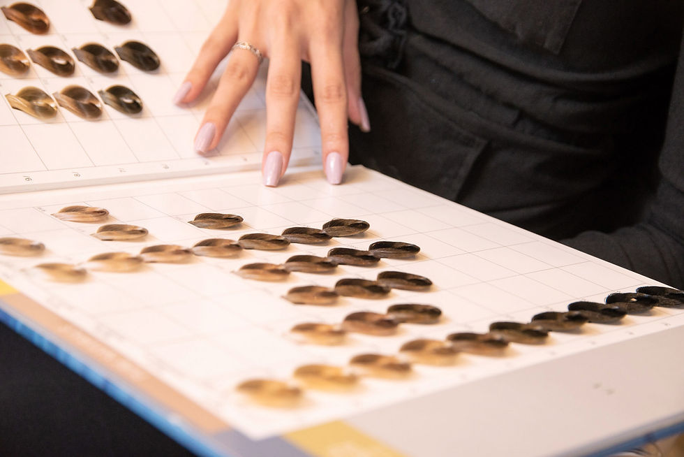 Příprava vlasových pramínků pro prodlužování metodou Keratin a Microrings v kadeřnictví ve dvoře Cheb – Malantuková Jana