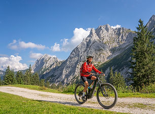 Ciclista feminina nas montanhas