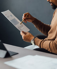 Homem revisando documento