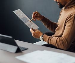 Profissional de segurança da informação analisando um relatório, simbolizando a fase de análise essencial para a continuidade de negócios.