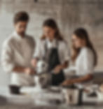 Chefs profissionais cozinhando juntos