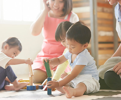 遊んでいる保育士と子供