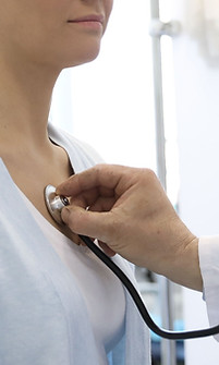 Arzt untersucht den Patienten