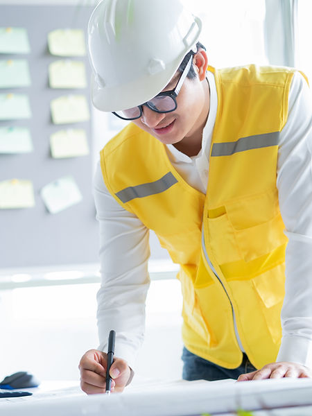 Ingeniero mirando plano