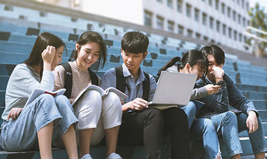 계단에 앉아 이야기 중인 학생들