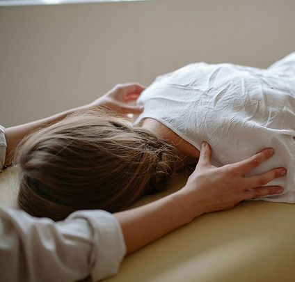 Žena přijímající masáž