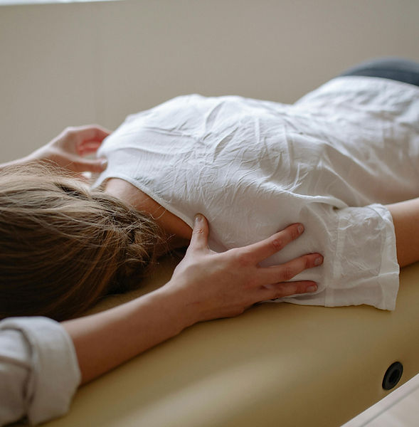 마사지 받고 있는 여성