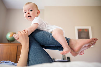 Mutter balancierendes Baby auf Beinen