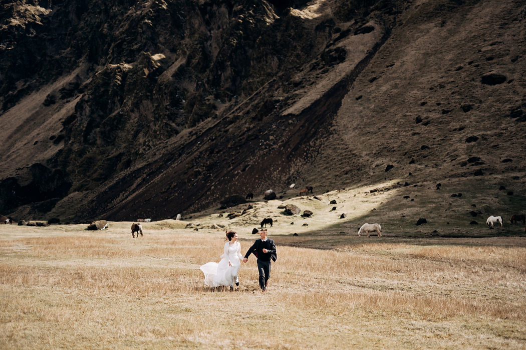 Pareja corriendo al aire libre