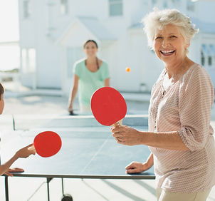 Famille jouant au tennis de table