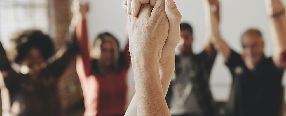 Tomados de la mano en alto