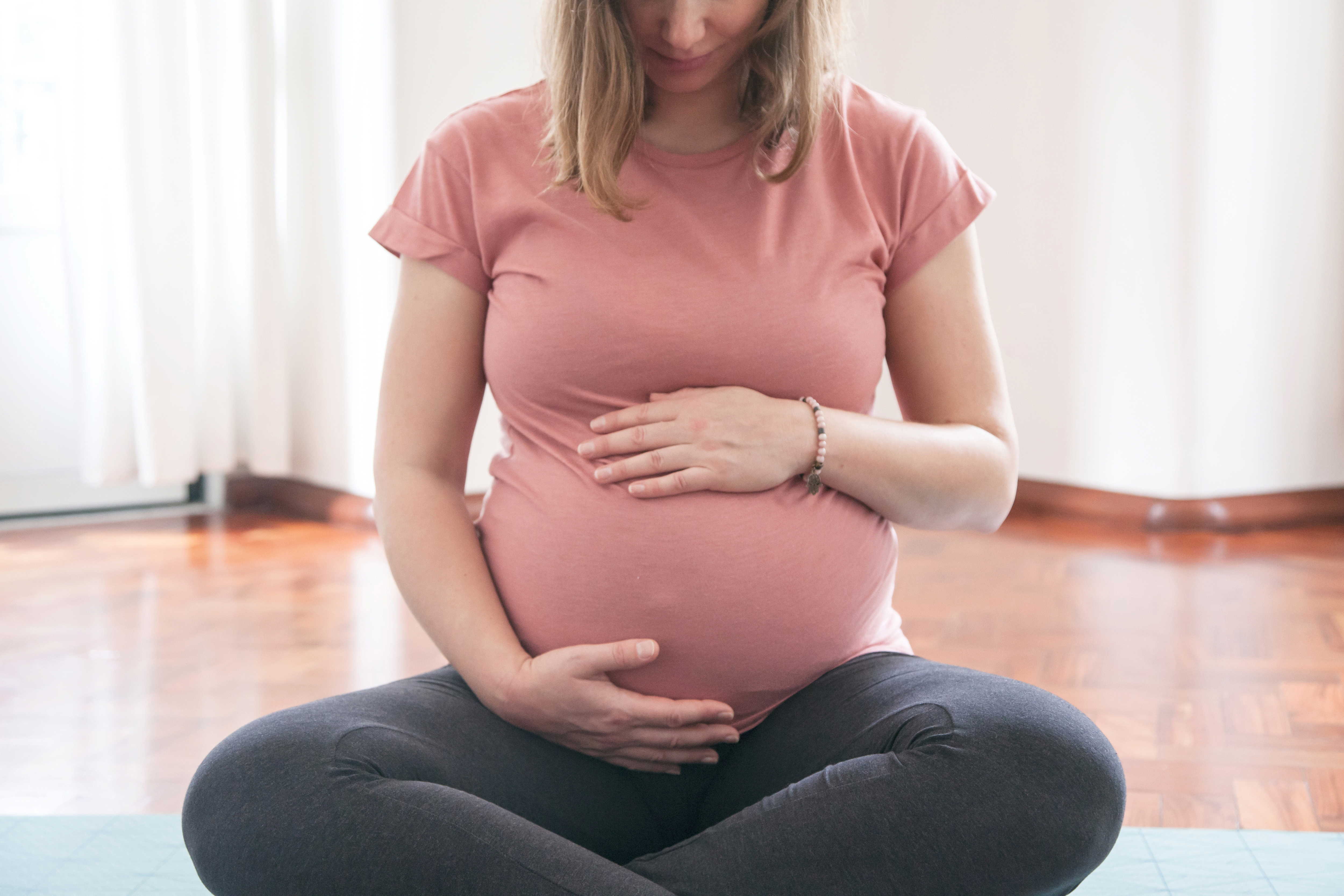 Mujer embarazada meditando