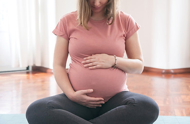 Mujer embarazada tomando un curso de lactancia