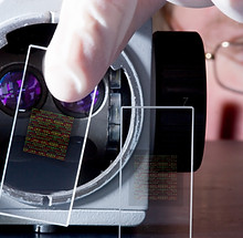 Microscópio e lâmina de vidro