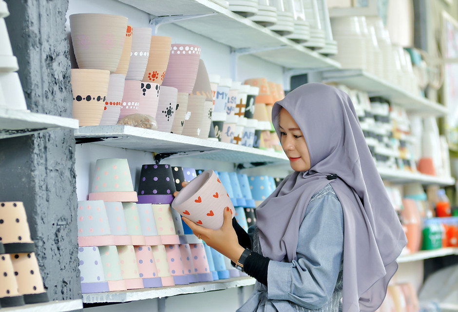 wanita memegang pot