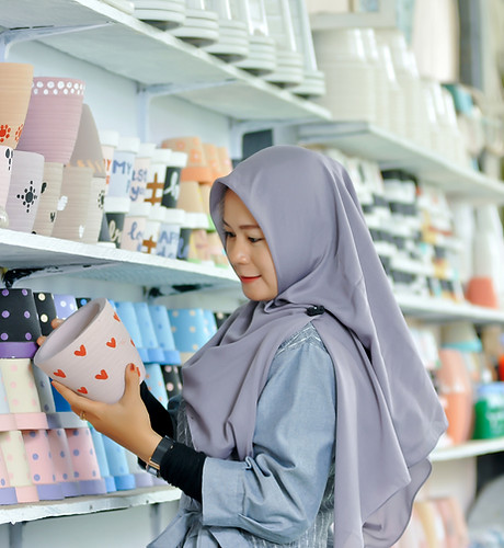 wanita memegang pot