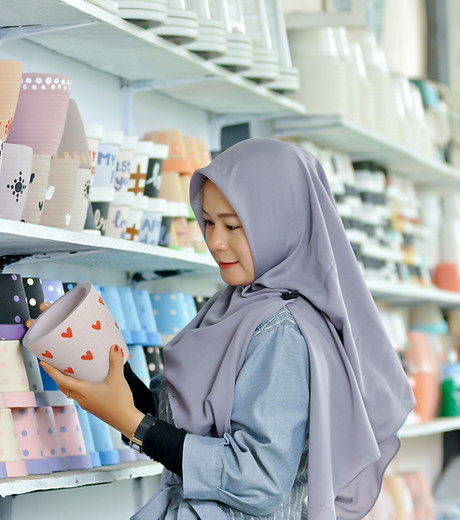 wanita memegang pot