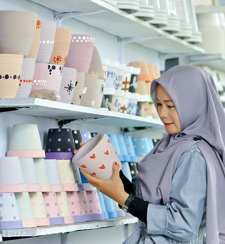 wanita memegang pot