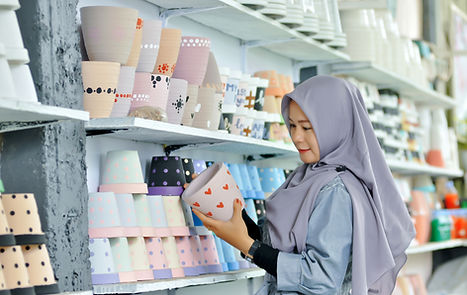 wanita memegang pot