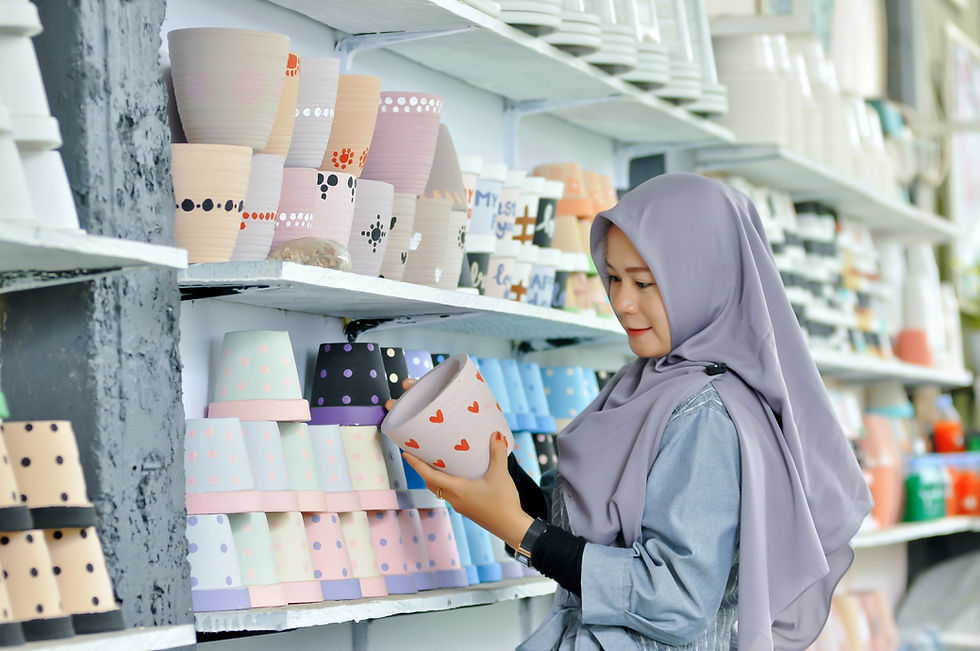 wanita memegang pot
