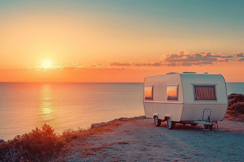 Camper ao pôr do sol