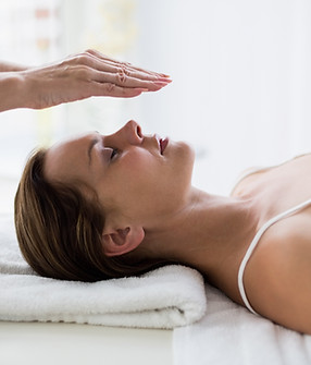 Frau auf Massageliege
