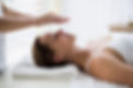 Femme sur lit de massage