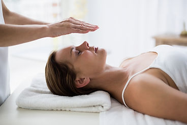 Frau auf Massageliege