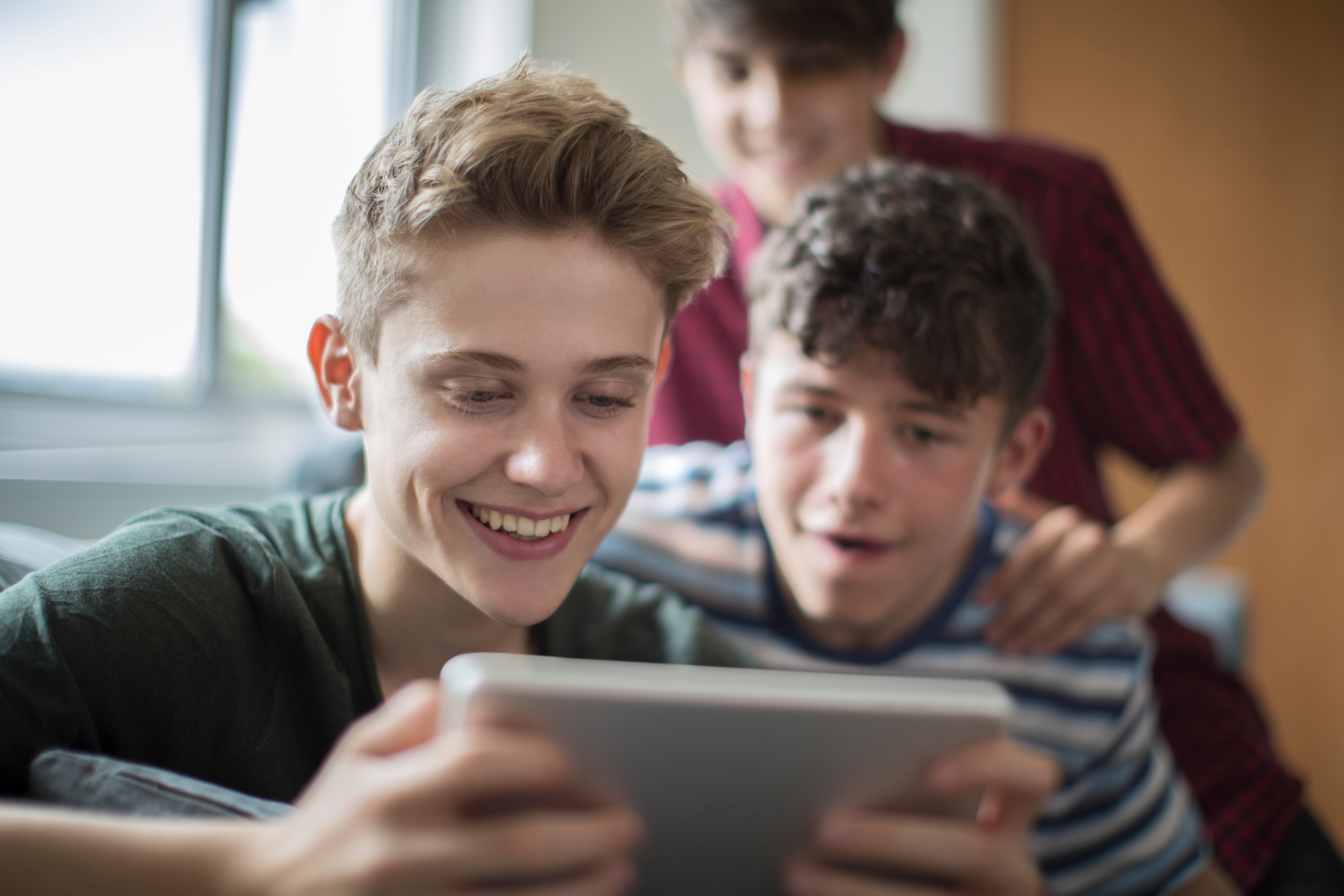 Groupe d’adolescents partageant un moment autour d’une tablette par Berrine Janssoone, psychanalyste.