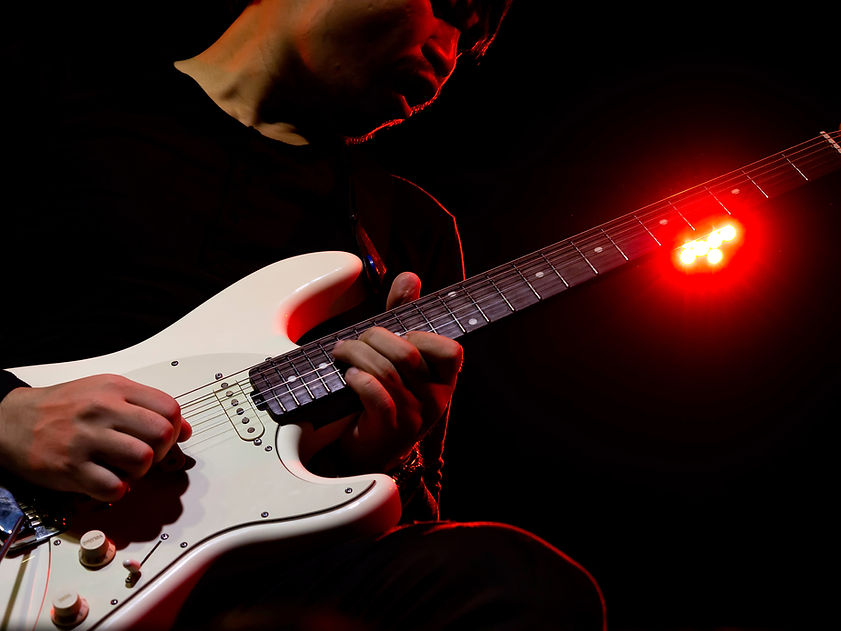 Um homem a tocar guitarra