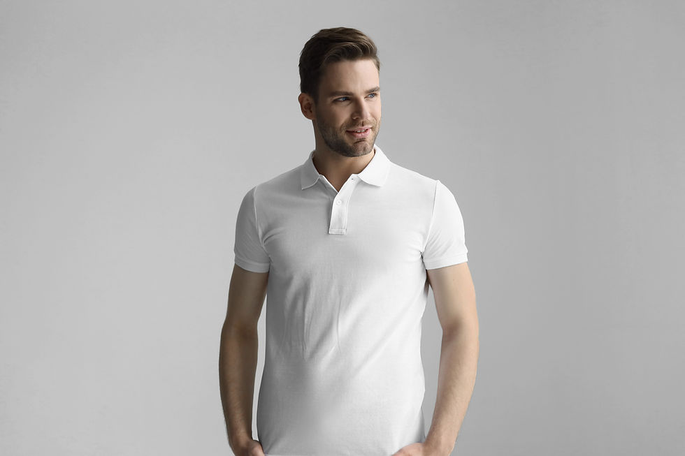 Homme portant un polo blanc