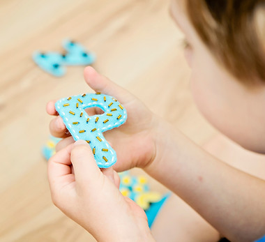 Enfant tenant un cookie