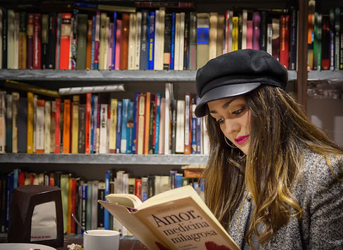 Mulher lendo um livro